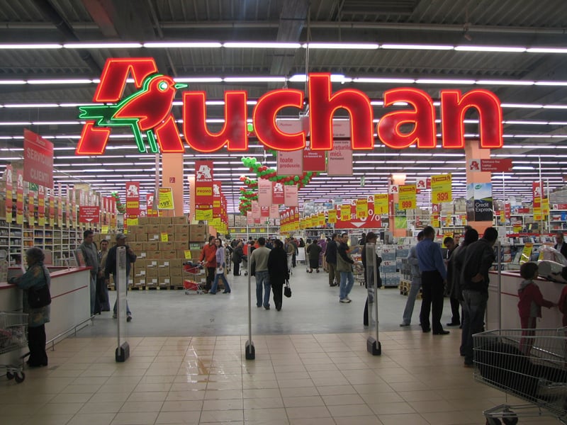 Magazinele Auchan își mențin porțile deschise.