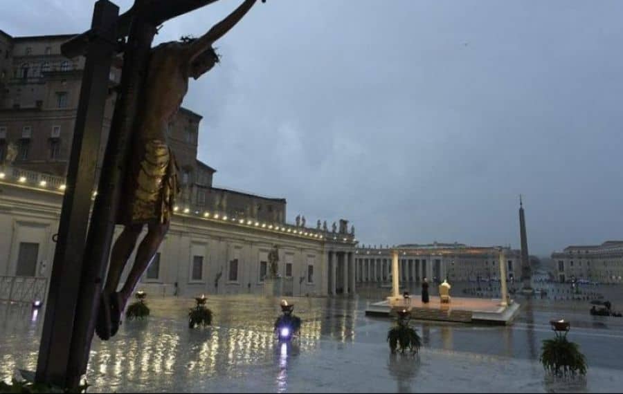 Papa se roagă singur în ploaie