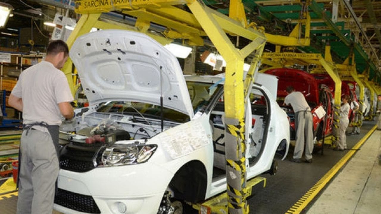 Producția a fost reluată parțial la uzina Dacia de la Mioveni