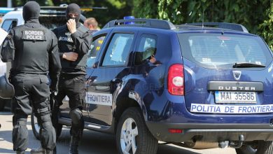 Doi polițiști de frontieră au luat mită de la oameni veniți din zona roșie