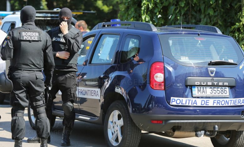 Doi polițiști de frontieră au luat mită de la oameni veniți din zona roșie