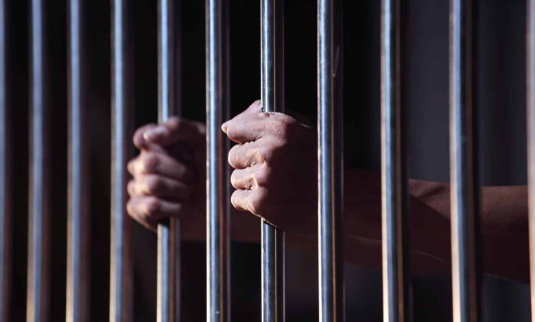 Deținuții ar putea executa pedeapsa acasă