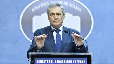 Cereri de demitere pentru Marcel Vela