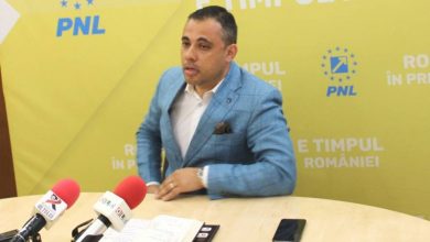 Un primar PNL a distribuit oamenilor Paști și anafură în cutii cu numele lui