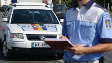 Un polițist a fost surprins bătând un cetățean în stradă