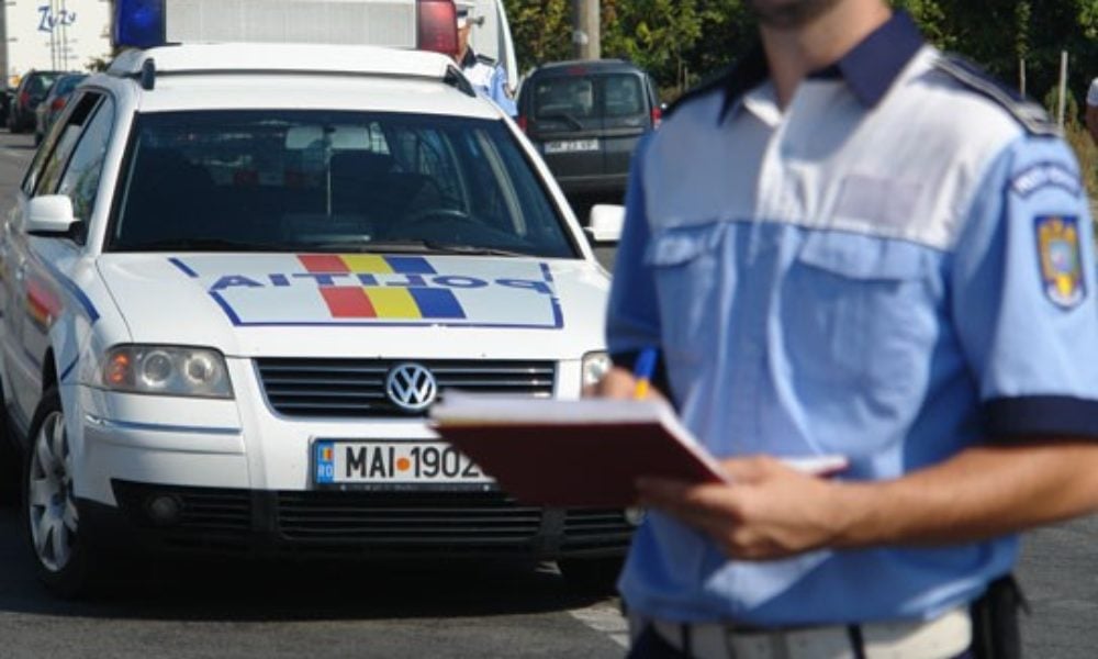 Un polițist a fost surprins bătând un cetățean în stradă