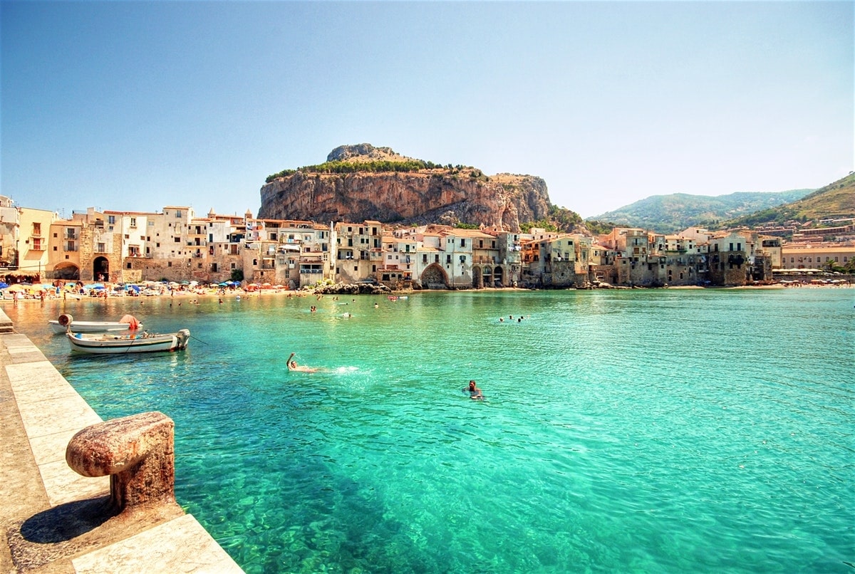 Sicilia plătește o parte din biletul de avion și din cazarea turiștilor