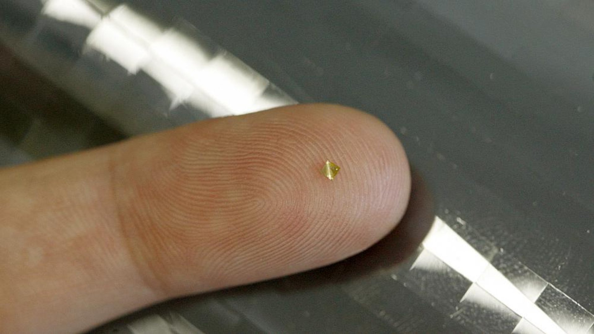 Suedia folosește deja microcipul implantat sub piele