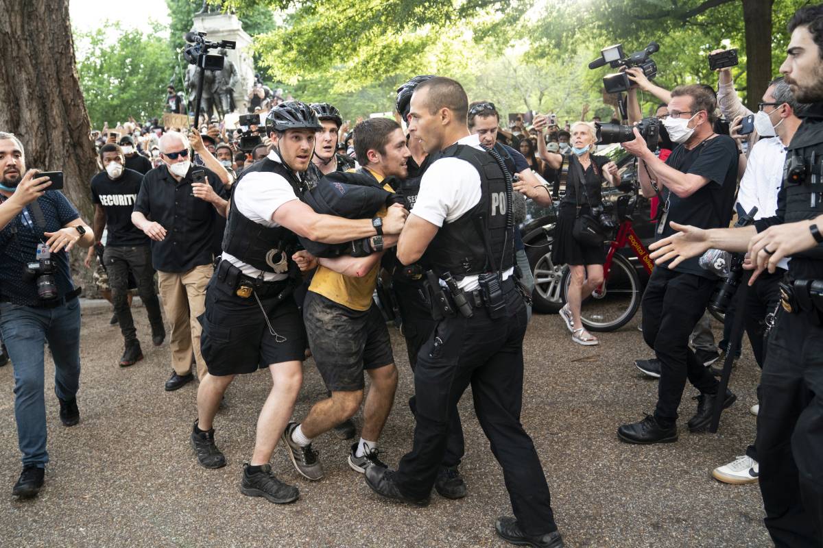 Confruntări violente între protestatari și Secret Service