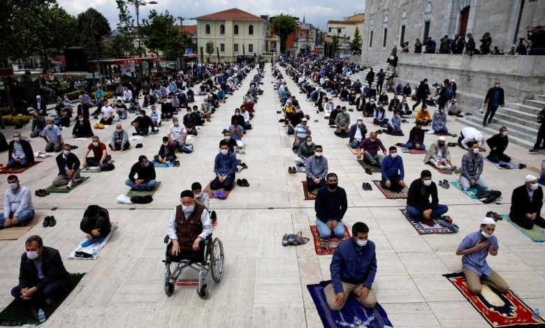 Mii de oameni au fost prezenți la moscheile din Turcia
