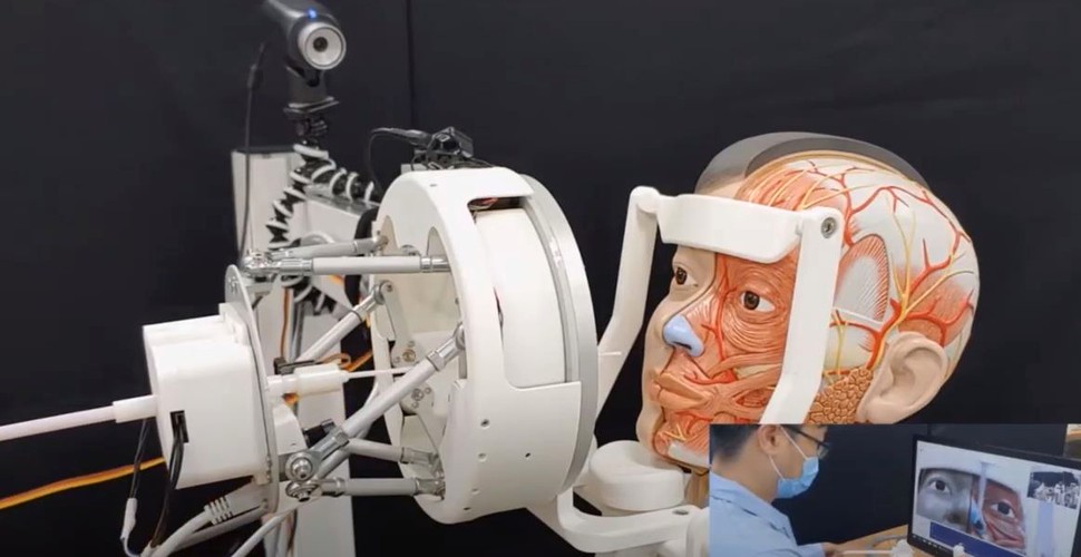 Robotul care testează oamenii de coronavirus