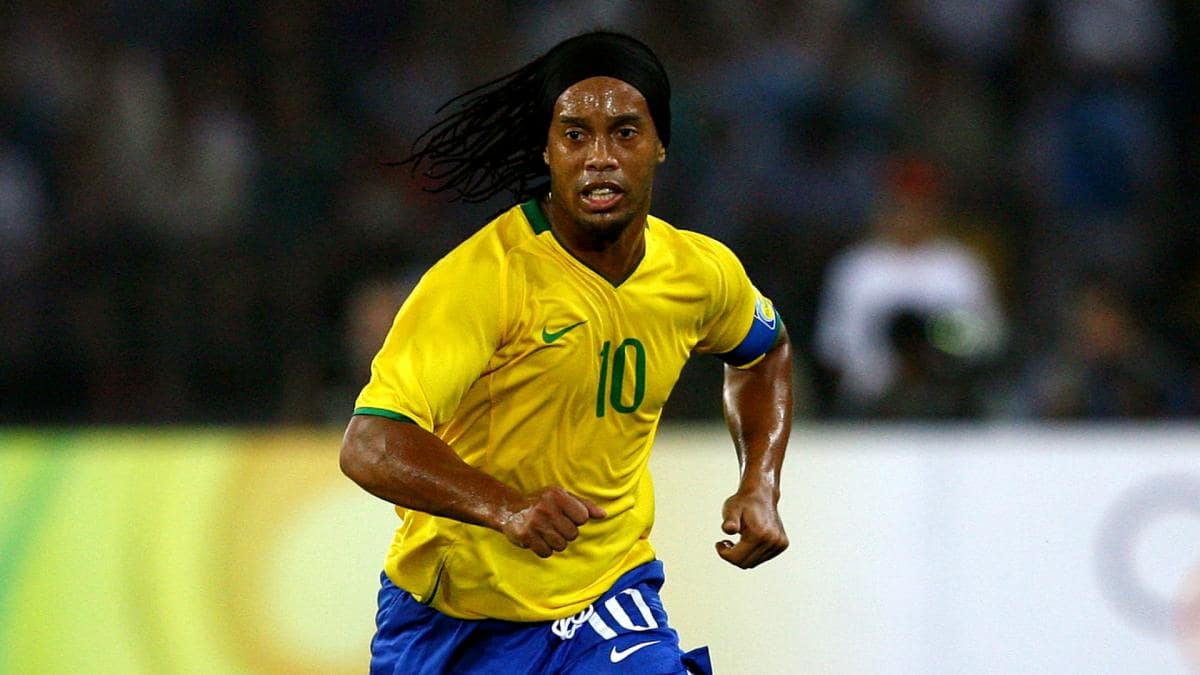 Ronaldinho ajunge din închisoare direct pe terenul de fotbal