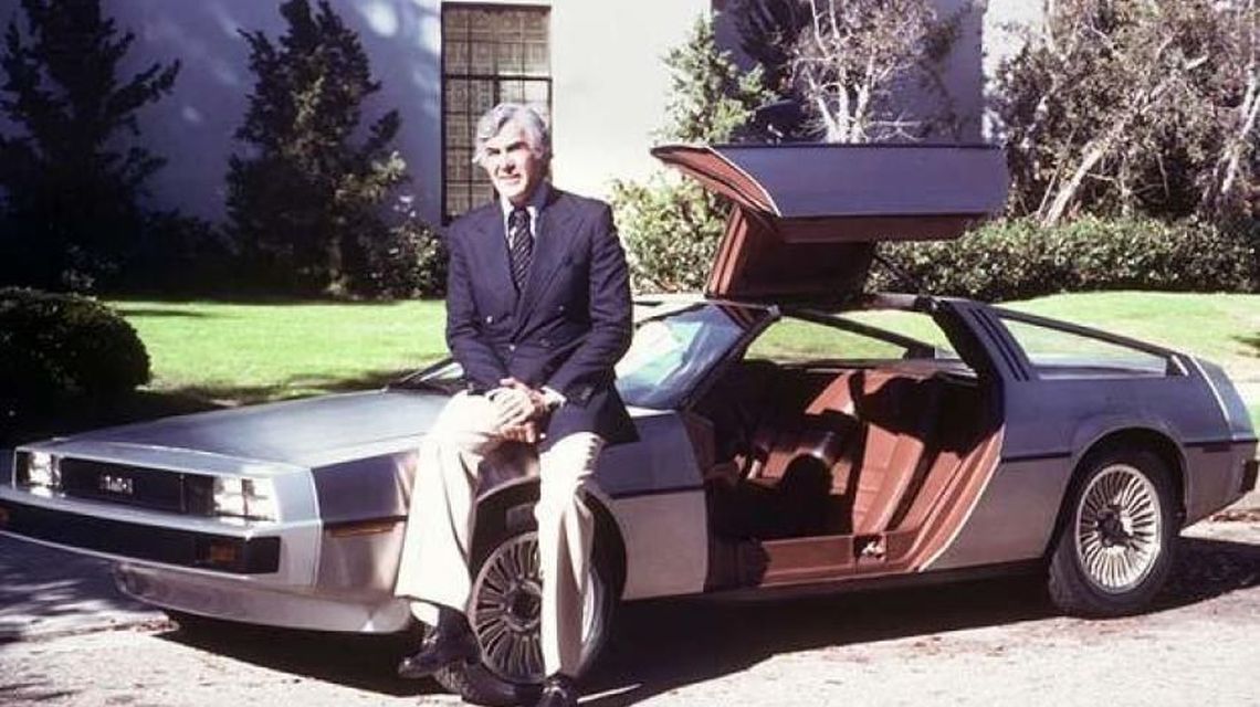 John Zachary DeLorean, lângă mașina DMC12 care a devenit mașina timpului în filmul Înapoi în V=viitor