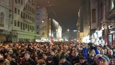 Proteste violente în Serbia, după reinstaurarea stării de urgență