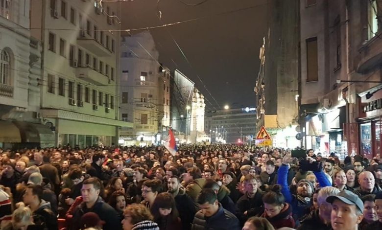 Proteste violente în Serbia, după reinstaurarea stării de urgență
