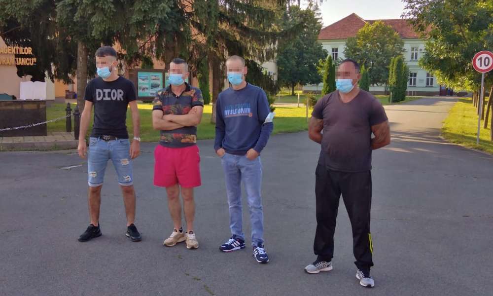 Cei trei albanezi reţinuţi împreună cu şoferul român