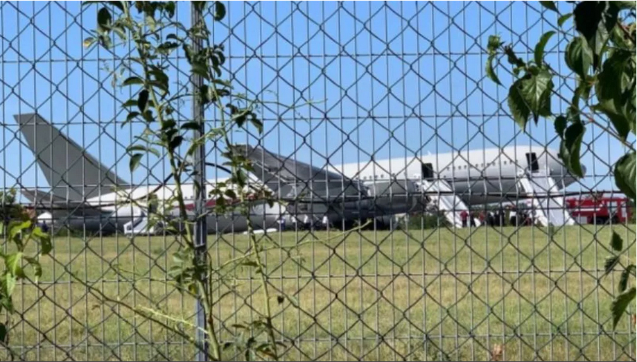 Incident aviatic pe Aeroportul Băneasa. Trenul de aterizare de pe partea stângă a avut probleme la contactul cu solul