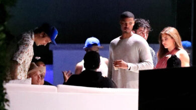 Kendall și Kylie Jenner uită de măsurile de distanțare socială la petrecerea găzduită de Justin și Hailey Bieber
