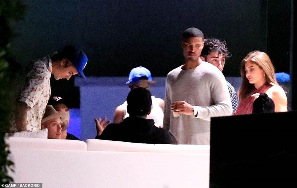 Kendall și Kylie Jenner uită de măsurile de distanțare socială la petrecerea găzduită de Justin și Hailey Bieber