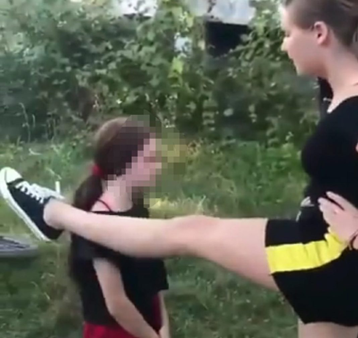 Târgu Jiu: Trei fete au bătut şi umilit o copilă de 13 ani